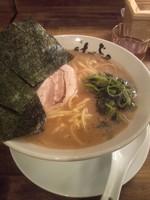 「らーめん+味玉」@横浜家系 麺屋はやぶさの写真