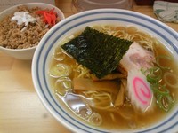 「中華そば+鶏そぼろごはん」@もりの中華そばの写真