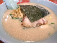 「濃厚プレミアム塩豚骨７８０円＋半ライス５０円＋煮たまご」@ラーメン山岡家 笛吹店の写真