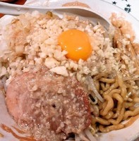 「油そば(太麺)玉ねぎ多め・脂・にんにく（800円）」@らーめん kaeruの写真