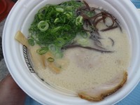 「ブースＮｏ．18、俺式&関西豚骨四人衆800円(当日価格)」@東京ラーメンショー2011の写真