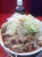 「激辛レッド（中）＋小豚＋味玉」@ジャンクガレッジ 東大宮店の写真