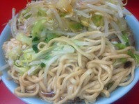 「小ラーメン豚入（野菜、ニンニク、カラメ）」@ラーメン二郎 中山駅前店の写真