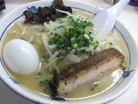 「塩らぁめん＋半熟玉子（無料）」@らぁ麺 波（シー） 神田錦町店の写真