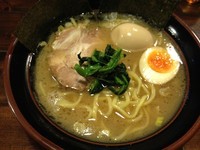 「醤油とんこつらーめん+煮たまご(¥650+¥100)」@新家系らーめん たてがみ家の写真