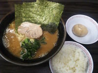「ラーメン並【650円】　まかない玉子【50円】　ライス無料」@横浜家系らーめん 武術家の写真