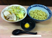 「つけめん+生卵（麺150g、ヤサイチョイ、ニンニク、カラメ）」@魔人豚の写真