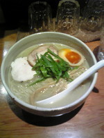 「鶏チャーシュー麺＋半熟玉子半分　８５０円」@麺屋 臥龍の写真