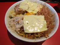 「まぜそば(大)950円、チーズ2枚200円、ニンニク・アブラ」@ジャンクガレッジ 北浦和店の写真