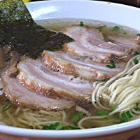 「白醤油ラーメンにチャーシュー800円」@らーめん 夢中の写真