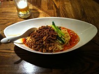 「つゆ無し担担麺四辛 800 ＋ｽｰﾊﾟｰﾄﾞﾗｲ生中 500」@四川担担麺 阿吽 湯島店の写真