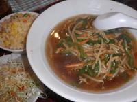 「日替り・青椒肉絲ラーメン＋半炒飯（７５０円）」@中国料理 北京飯店 秋葉原店の写真