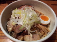 「煮干し汁なし（並盛）６５０円＋炙りチャーシュー１００円」@らーめん 破顔の写真