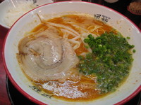 「赤とんこつ600円＋半ライス50円」@とんこつラーメン 博多風龍 渋谷店の写真