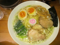 「白醤油ラーメン+味玉　800円」@昭和歌謡ショーの写真