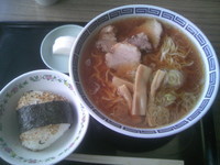 「ラーメン＋おにぎり　500円」@市立図書館食堂の写真