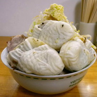 「鯛焼きラーメン（野菜マシマシ） 650円 + 鯛焼きマシマシ」@たいやき本舗 藤家 泉店の写真