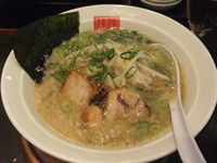 「とんこつ醤油らーめん（こってり盛り）」@山神山人 西明石店の写真