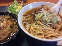 「入善ブラウンラーメン＋ランチセット（中華飯）」@中国麺飯店 王虎 滑川店の写真