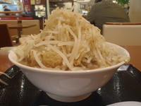 「ラーメン中　豚増し　（全マシ）」@ジャンクガレッジ イオンレイクタウンmori店の写真