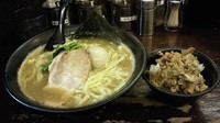 「太麺(かため・大盛り) 味玉 ミニチャーシュー飯」@豚骨醤油らーめん 誠屋 八幡山本店の写真