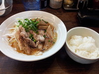 「【１１月限定】鶏塩そば７５０円＋半ライス１００円」@伝家 志木店の写真