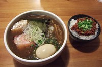 「鶏油（醤油） 730円　太麺　炭火　　大蒜辛肉飯 130」@喜乃壺の写真