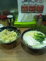 「塩とんこつラーメン＋もやキャベトッピング硬め濃いめ 650円」@神鷹山の写真