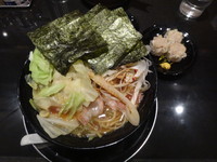 「横浜醤油味+ねぎ、キャベツ、豚めし(930円)」@ラーメン街道一番星 三鷹店の写真