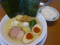 「豚骨塩ラーメン￥690＋サービス味玉＋ランチサービス半ライス」@横浜家系ラーメン 松田家 上福岡店の写真