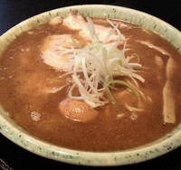 「豚骨中華そば（680円）＋半熟玉子クーポン」@麺屋 遊助の写真