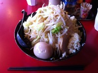 「ピリ辛みそラーメン麺少（ヤサイチョイマシの半分、ニンニク）」@麺や 唯桜の写真