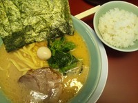 「豚骨醤油ラーメン（固め）690円＋半ライス100円」@横浜家系ラーメン 松田家 志木店の写真