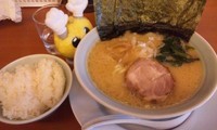 「豚骨醤油らーめん＋サービスライス」@横浜家系ラーメン 松田家 上福岡店の写真