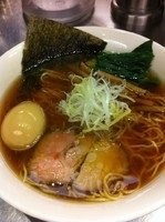 「鶏と魚介の豊潤醤油味玉ラーメン【850円】」@麺処 ほん田 東京駅一番街店の写真