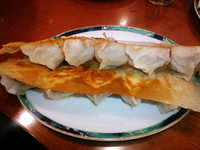 「餃子　320円（写真は二人前）」@春香園の写真