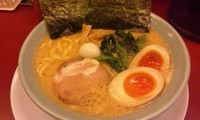「豚骨醤油らーめん＋ランチサービスライス（小）」@横浜家系ラーメン 松田家 志木店の写真