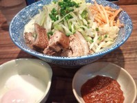 「汁無し油そば＋温泉卵」@ラーメン燈郎の写真