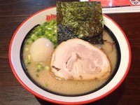 「とんこつ醤油（600円）＋味付け玉子（100円）」@AKIZUYA 府中中河原店の写真