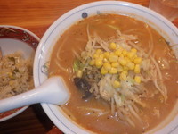 「辛味噌ラーメン（７５０円）ランチ半炒飯サービス」@上海ブラッセリーの写真