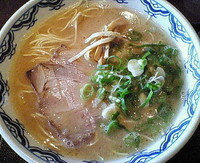 「ラーメン＋半替玉（８０円）＝８３０円」@博多麺房 赤のれん 丸ビル店の写真