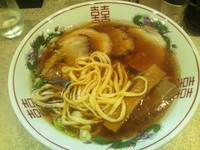 「紅醤油ラーメン　太麺（650円）+チャーシュー（250円）」@金久右衛門 天満店の写真