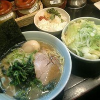 「ラーメン+ほうれん草+キャベツ+煮たまご(サービス)」@おーくら家 中野店の写真