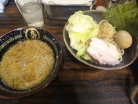 「背脂煮干つけ麺+キャベツ、味玉、肉まし(480円)」@丸め～背脂煮干～の写真