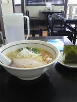 「塩ラーメン（細麺）６３０円＋チャーシューおにぎり９０円」@ラーメン駿河の写真
