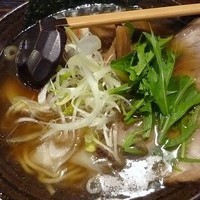 「醤油ワンタンめん（味付玉子トッピング）」@中華麺家 まんまるの写真