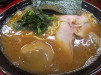 「らーめん中盛り＆味玉」@杉田家 千葉祐光店の写真