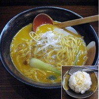 「ザ・プレミア・カレーらーめん（ガラムマサラ振り掛けご飯付き）」@とんこつ麺道の写真