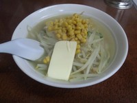 「塩バターコーンラーメン700円、半チャーハン300円」@三陽 虎ノ門店の写真