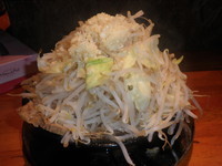 「めん（６００円）野菜増し・ニンニク増し・脂普通」@麺者我楽の写真